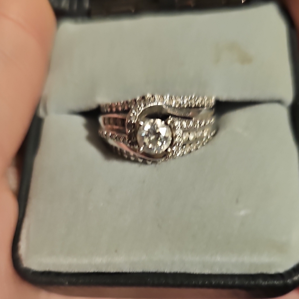 Elegant white gold Ring with Diamonds